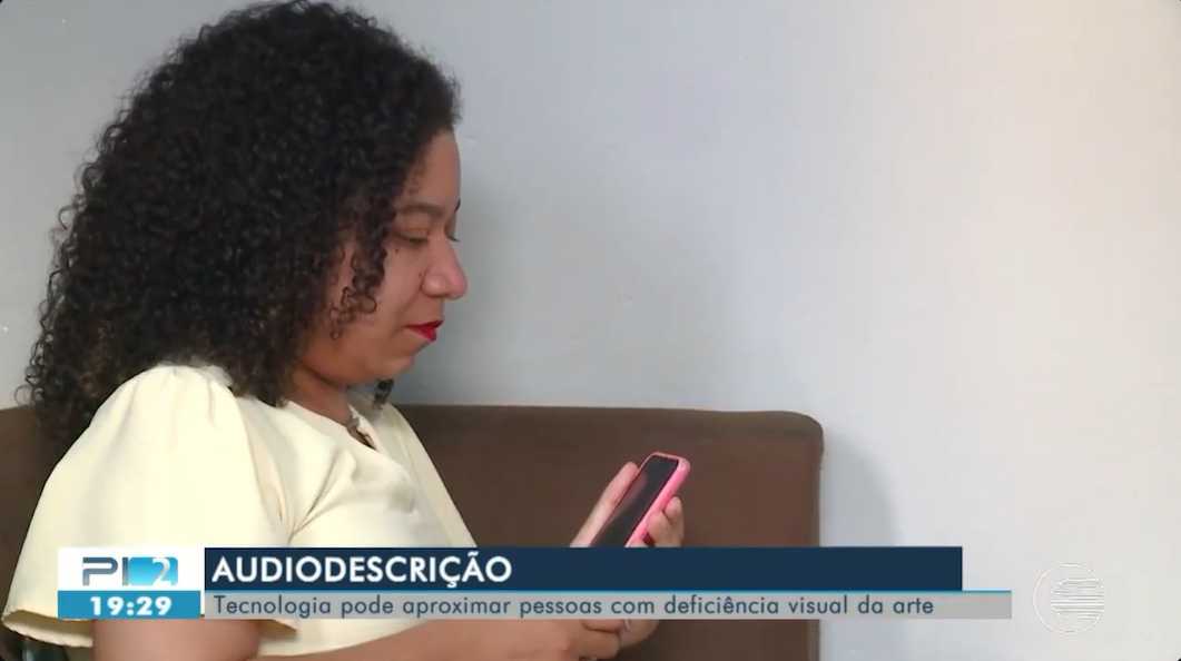 COMRADIO NA MÍDIA:  Tecnologia da audiodescrição aproxima pessoas com deficiência visual da arte – TV Clube